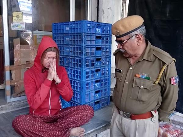 हर कोई उस बेवफा प्रेमी को कोसता नजर आया।