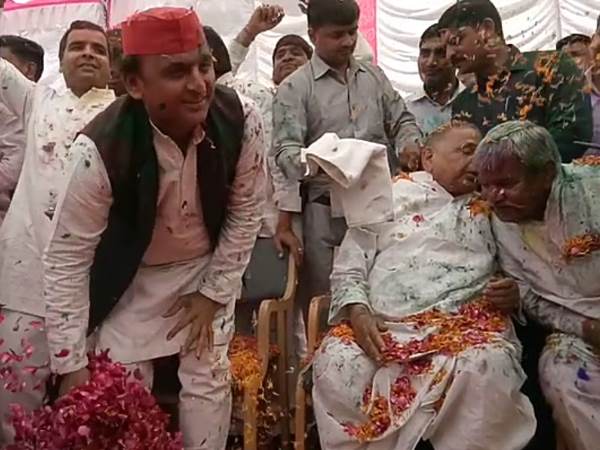 अखिलेश की सैफई में होली