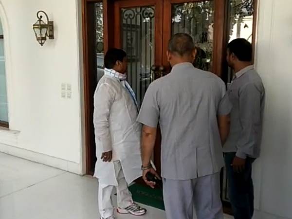 शिवपाल ने अलग मंच सजाया