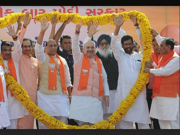 अमित शाह के एसबीआई में 6.11 लाख रुपये जमा