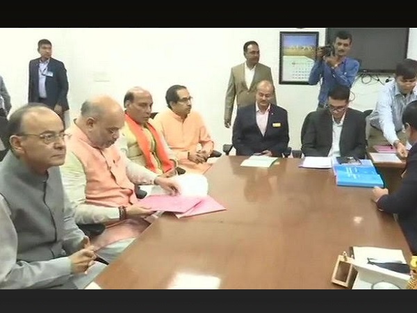 केंद्रीय मंत्रियों की मौजूदगी में भरा नामांकन