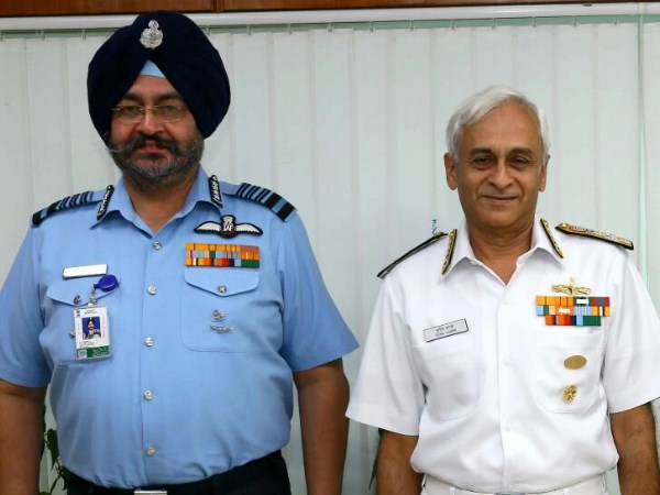 शनिवार को दोनों का सुरक्षा घेरा अपग्रेड कर दिया गया