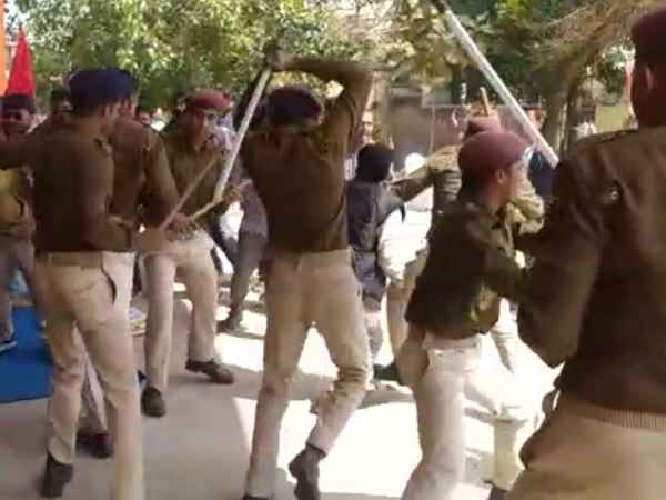 प्रदर्शन कर छात्रों पर पुलिस ने किया लाठीचार्ज