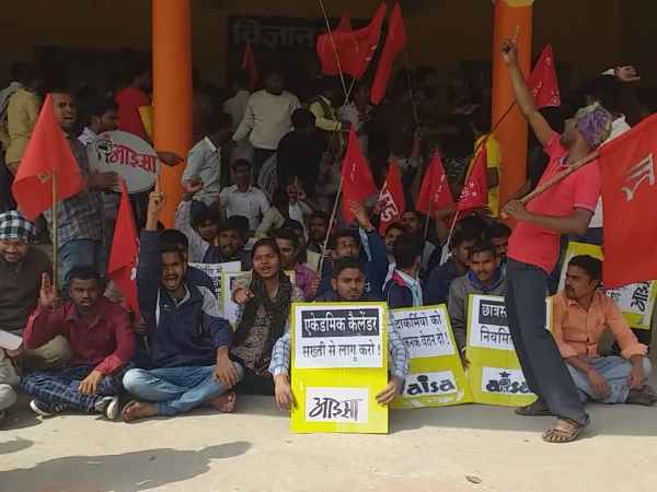 सीनेट का विरोध कर रहे थे छात्र नेता