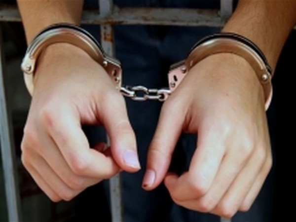 41 लाख रुपए की मेफेड्रोन के साथ मुंबई में विदेशी ड्रग्स तस्कर गिरफ्तार 41 लाख रुपए की मेफेड्रोन के साथ मुंबई में विदेशी ड्रग्स तस्कर गिरफ्तार