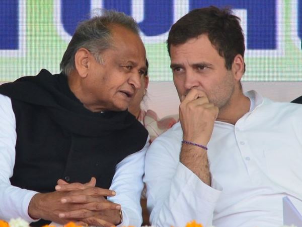गांधी परिवार का नेतृत्व जरूरी- अशोक गहलोत