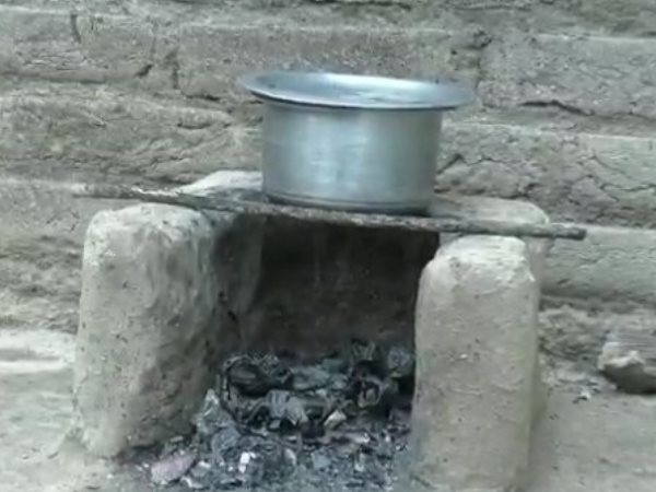 मदद के लिए पहुंच रहे लोग