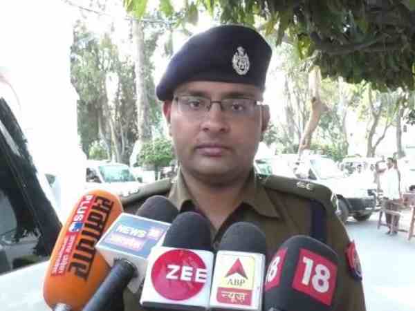 A woman jwellery looted in the way in city A woman jwellery looted in the way in city