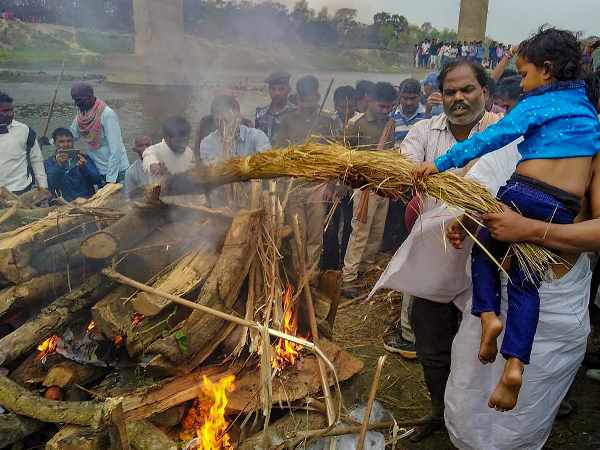 शहीद पिंटू सिंह की चिता को उनकी चार साल की बेटी ने दी मुखाग्नि