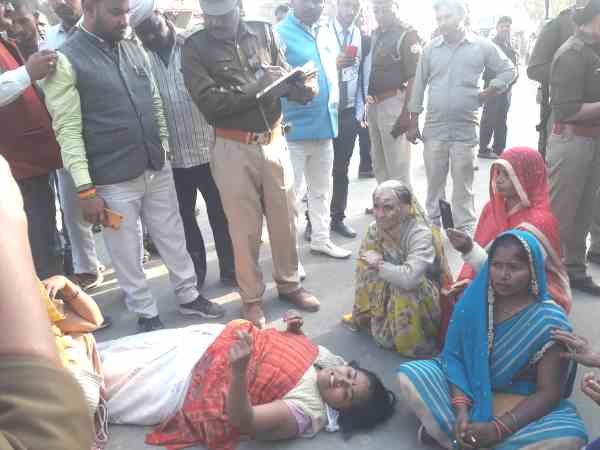 bjp leader lying on the streets in jaunpur bjp leader lying on the streets in jaunpur