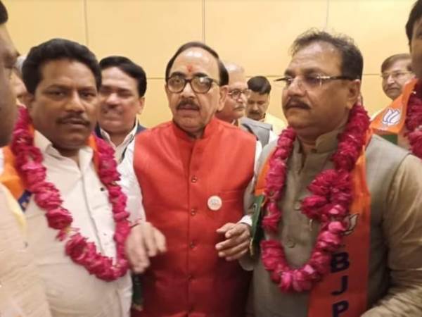 sp leader mithilesh katheria and his wife joins BJP sp leader mithilesh katheria and his wife joins BJP