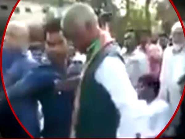 बीजेपी नेता को पकड़कर लोगों ने कराया शांत