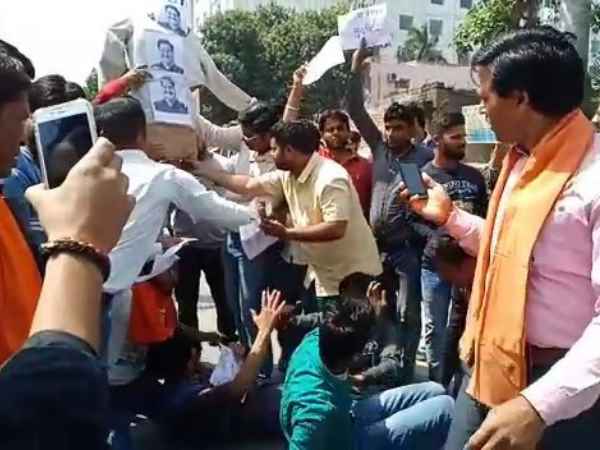 कल्याण सिंह के घर के बाहर फूंका पुतला