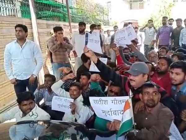 बाहर से आए लोग कर रहे है विरोध