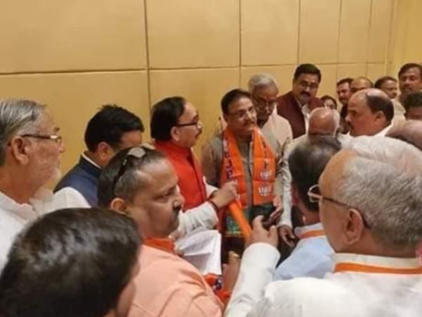 sp leader mithilesh katheria and his wife joins BJP sp leader mithilesh katheria and his wife joins BJP