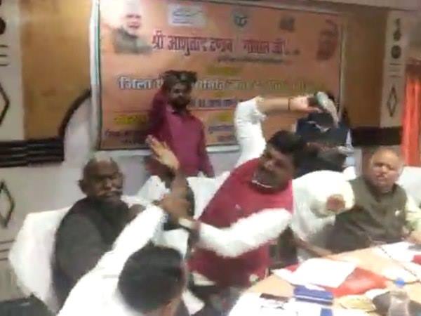 शिलापट्ट में नाम ना होने को लेकर हुआ विवाद