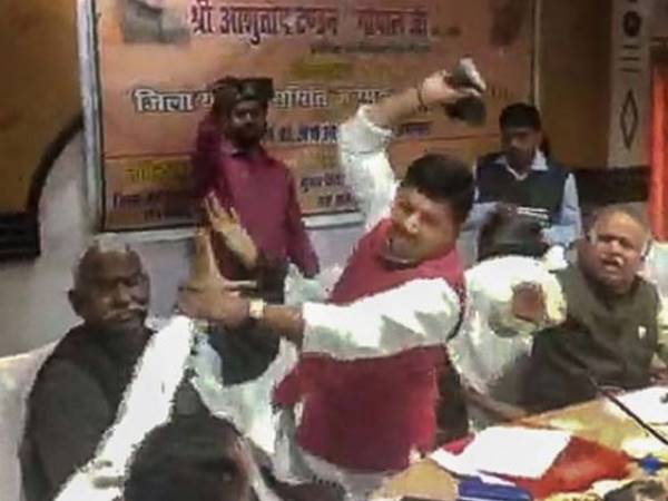 बीच सभा में जमकर चले जूते