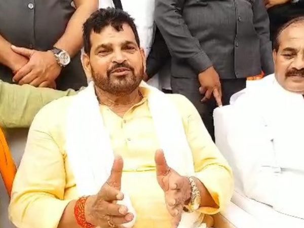 BJP MP brij bhushan singh invites priyanka gandhi to contest from kaisarganj BJP MP brij bhushan singh invites priyanka gandhi to contest from kaisarganj