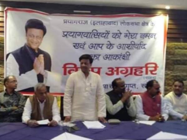 बेटे के कंधे पर बंदूक रख निशाना