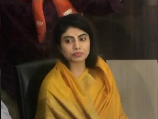 'मोदी की सादगी से प्रभावित हुई हूं'