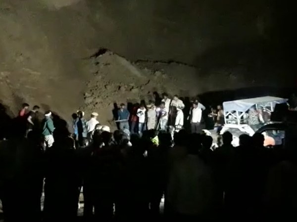 gravel mound collapsed and four dead In bundi gravel mound collapsed and four dead In bundi