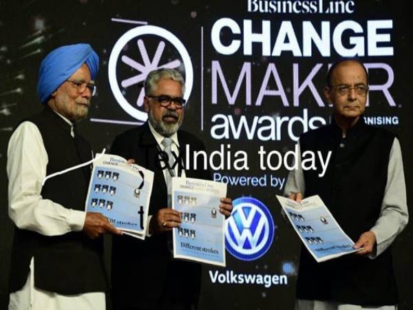 Arun Jaitley Gets Award From Manmohan Singh For successfully introducing GST Arun Jaitley Gets Award From Manmohan Singh For successfully introducing GST