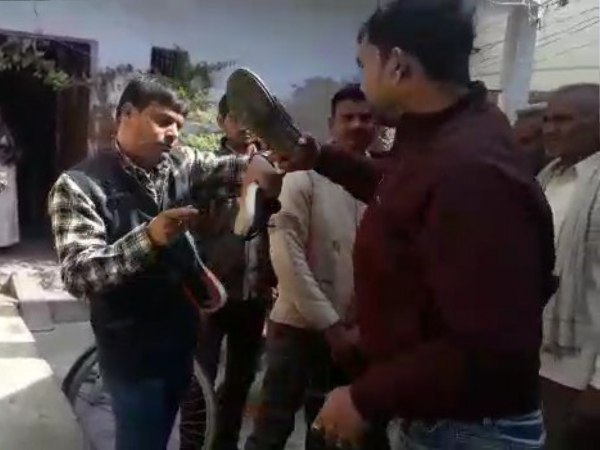 teacher beaten by girl student on road teacher beaten by girl student on road