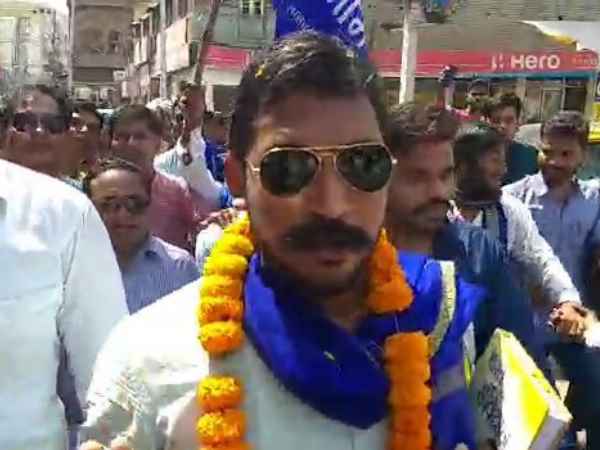 पूरे रास्ते किया महापुरुषों का सम्मान