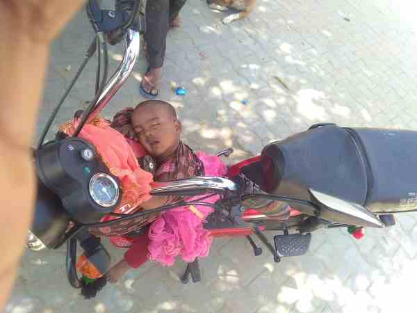 मोपेड पर बांधकर छोड़ गए मां-बाप