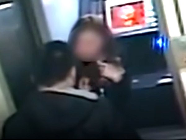 VIDEO: ATM में घुस महिला से लूट, बैंक बैलेंस देख लुटेरे का पिघला दिल, फिर किया ऐसा VIDEO: ATM में घुस महिला से लूट, बैंक बैलेंस देख लुटेरे का पिघला दिल, फिर किया ऐसा