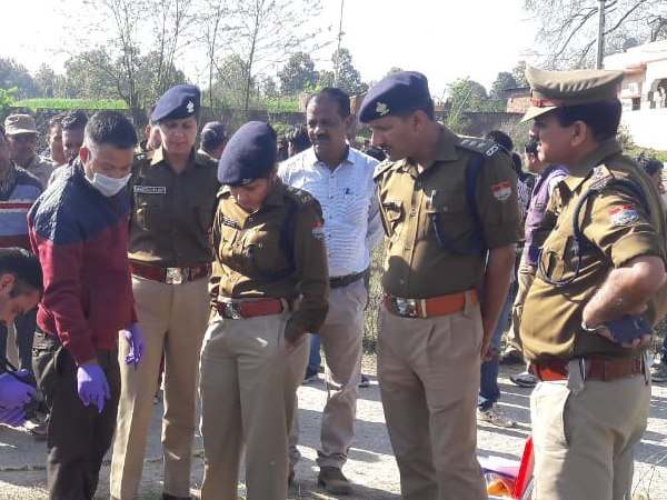 जमीनों पर कब्जा कर सस्ते दाम पर खरीदते थे