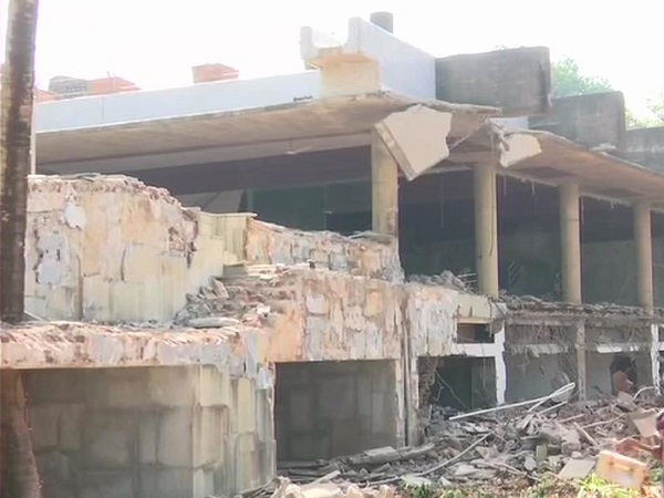 कोर्ट ने बंगले को अवैध करार दिया था