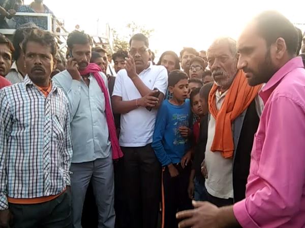 ट्रैक्टर में रखकर ले गए थे खटिया