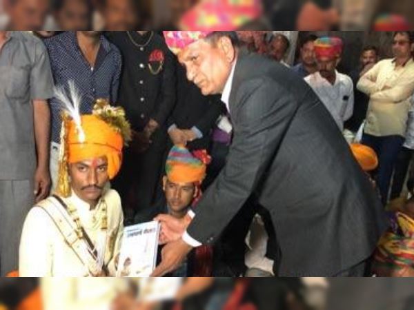 in laws gifted bhagavad gita to groom and baratis in Pali rajasthan in laws gifted bhagavad gita to groom and baratis in Pali rajasthan