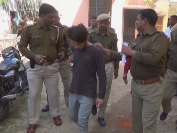 prisoner escaped from after throwing chilli powder in to eyes of Dungarpur Police personnel prisoner escaped from after throwing chilli powder in to eyes of Dungarpur Police personnel