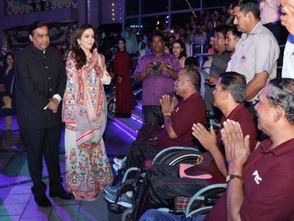 अनाथ बच्चों के साथ भी मनाई परिवार की खुशी