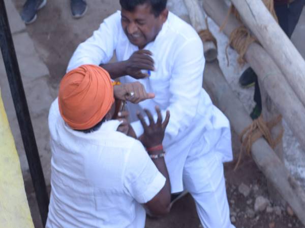 प्रियंका गांधी के विरोध में नारेबाजी, भिड़े कांग्रेस-बीजेपी कार्यकर्ता