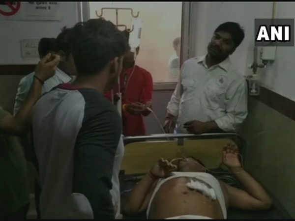 बिहार: JDU नेता के पति को बदमाशों ने बीच बाजार मारी गोली बिहार: JDU नेता के पति को बदमाशों ने बीच बाजार मारी गोली