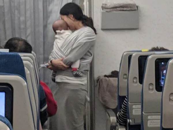 पैकेट में कैंडी इयरप्लग और माफीनामा