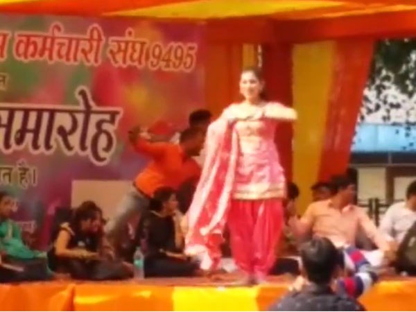 चुन्नी ओढ़ कर कर्मचारियों ने भी किया डांस