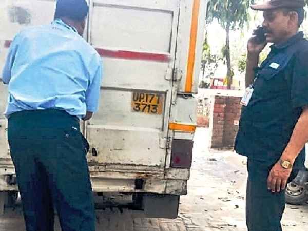 कोरियर कंपनी की वैन से जा रहा था सोना