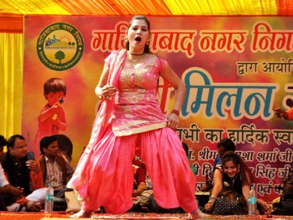2 मिनट का मौन रख दी गई श्रद्धांजलि फिर लगे आइटम नंबर्स पर ठुमके