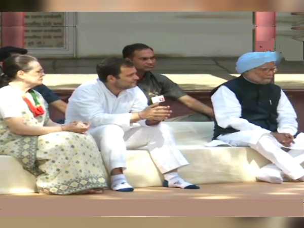 'मोदी की सरकार देश में विकास के लिए झूठ फैला रही'
