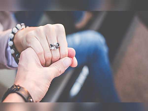 पुलिस ने दोनों की देह बरामद कीं, लड़की के भाई ने रिपोर्ट दर्ज कराई