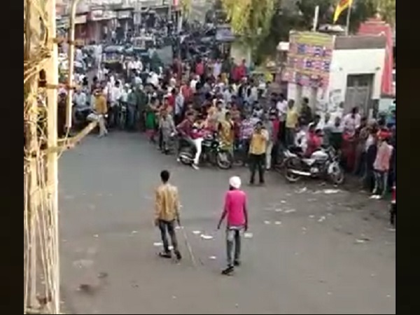 drunken men attacked on people in Surendranagar city, video viral drunken men attacked on people in Surendranagar city, video viral