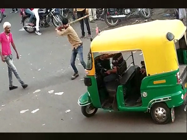 drunken men attacked on people in Surendranagar city, video viral drunken men attacked on people in Surendranagar city, video viral