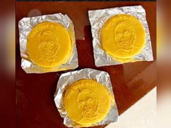 gujarat: this sweets owner distribute 150 kilo Modi peda to peoples gujarat: this sweets owner distribute 150 kilo Modi peda to peoples