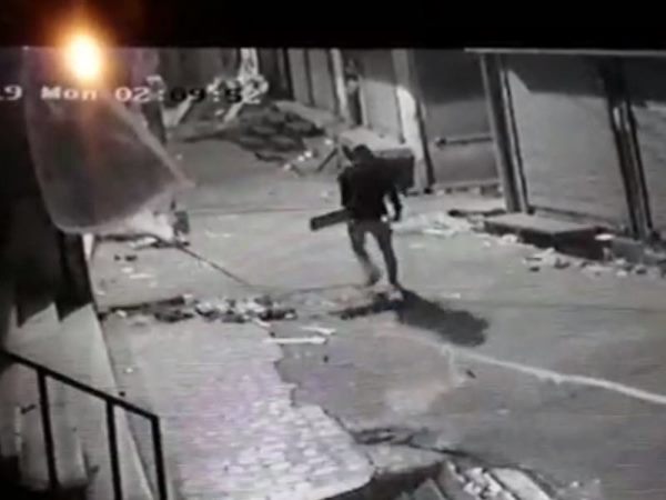 गुलाब मार्केट में चौकीदारी करता था