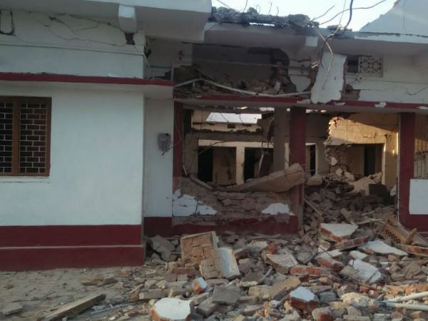 आधी रात को किया नेता के घर हमला