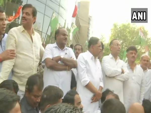 Bengaluru: Karnataka CM HD Kumaraswamy, Dy CM G Parameshwara join protest against Income Tax raids outside IT office Bengaluru: Karnataka CM HD Kumaraswamy, Dy CM G Parameshwara join protest against Income Tax raids outside IT office